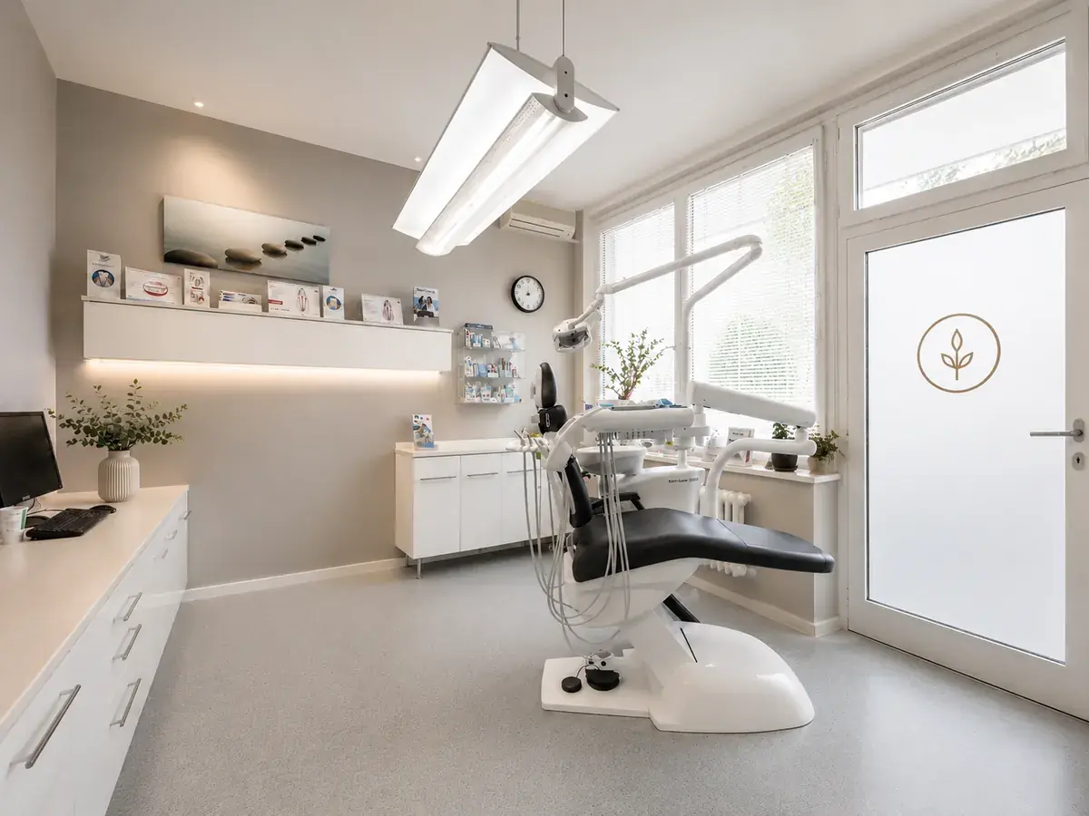 Modern treatment room at Praxis Spring dental practice in Berlin-Tegel