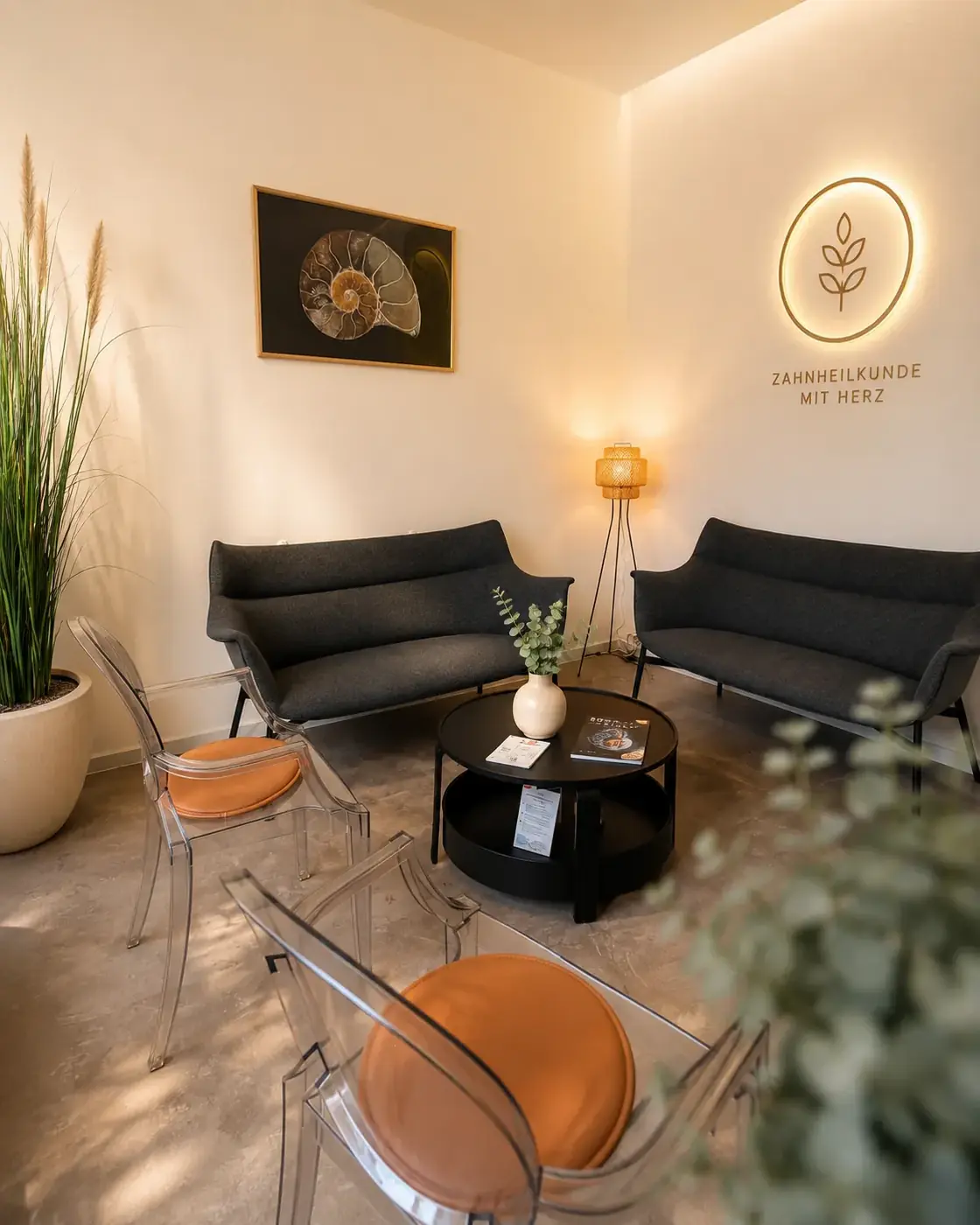 Bright waiting area at Praxis Spring dental practice in Berlin-Tegel
