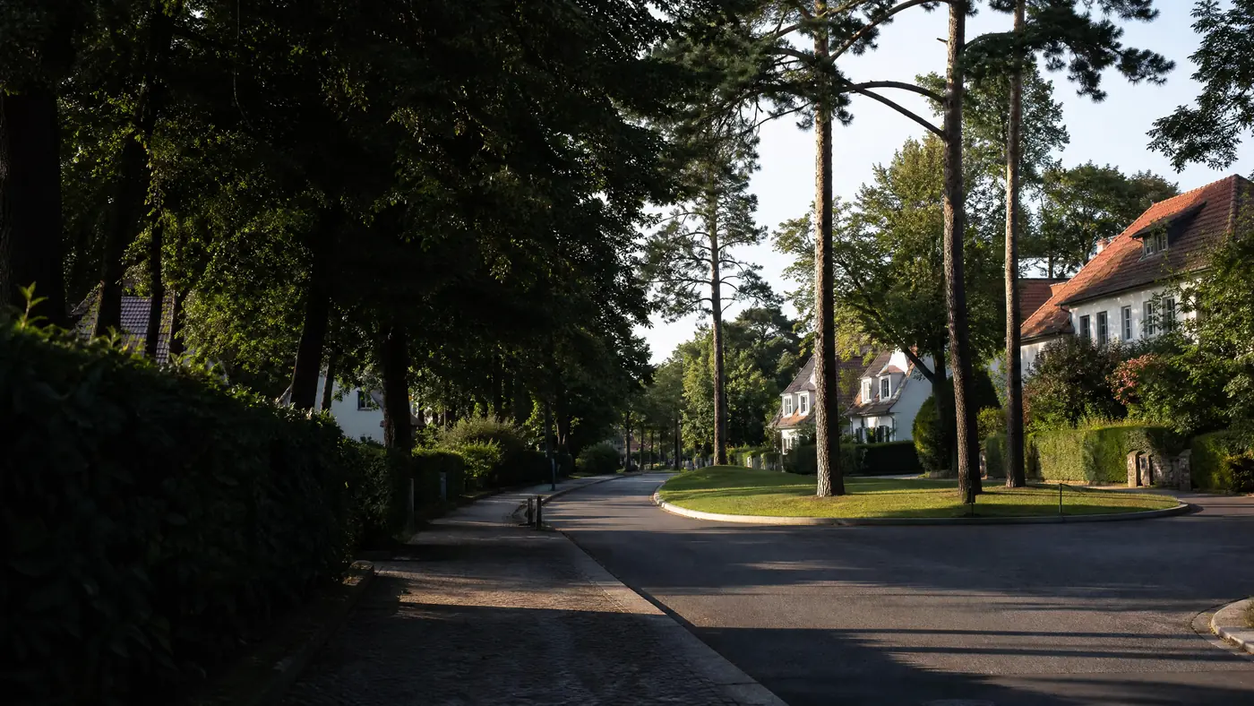 Leafy garden city and villa architecture in Berlin-Frohnau for the dentist location page