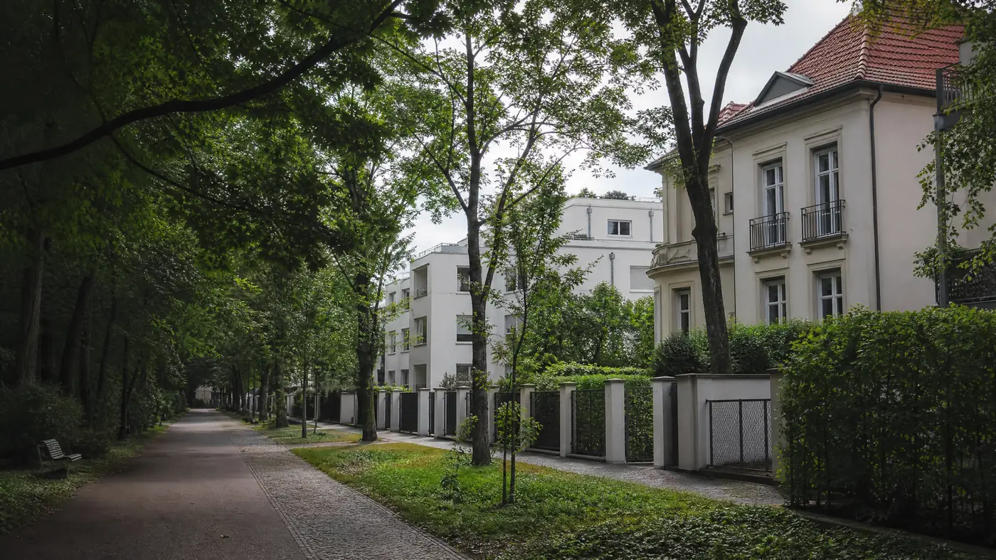 Villas and a leafy residential street in Berlin-Waidmannslust for the dentist location page